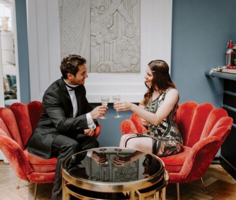 Couple in art deco dress with drinks